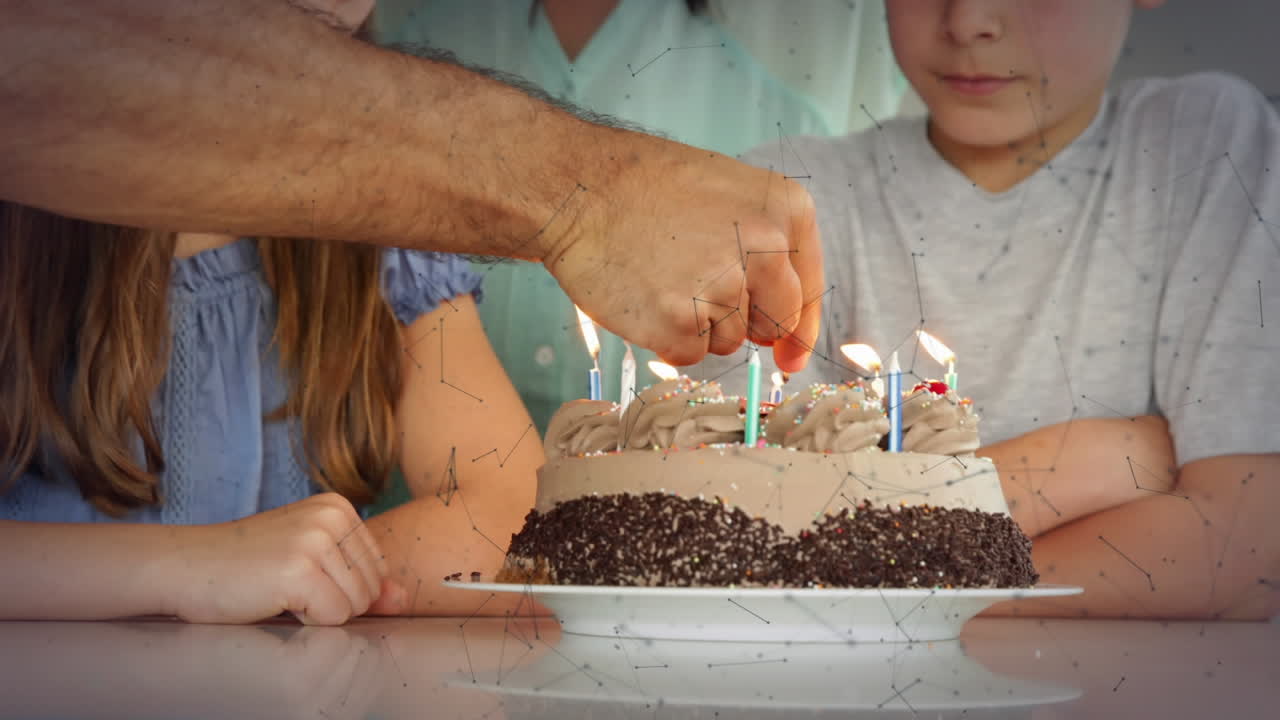 animación de redes sobre la familia divirtiéndose en la fiesta de cumpleaños