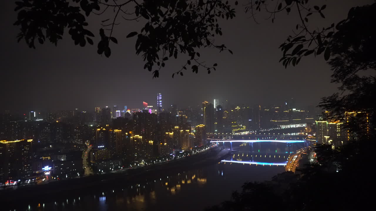 밤에 도시가 내려다 보이는 전망