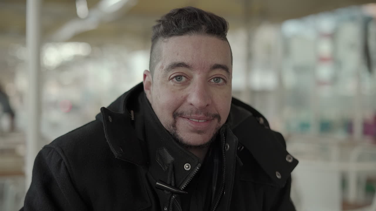 hombre de mediana edad alegre sonriendo a la cámara