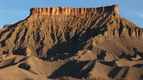 Ein-Großer-Butte-Steht-In-Der-Südwestlichen-Wüste