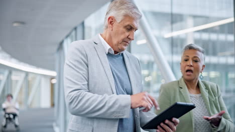 Trabajo-En-Equipo,-Caminata-Y-Mentoría-Con-Gente-De-Negocios.