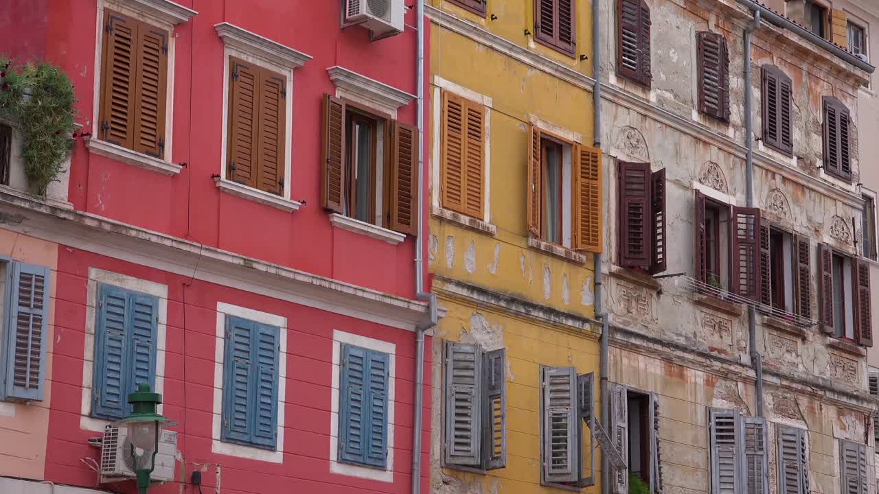 las ventanas están cerradas durante la temporada baja en las estrechas callejuelas de rovinj en croacia