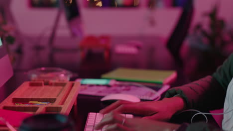manos cerradas mujer de negocios trabajando hasta tarde usando el teclado de la computadora escribiendo mensajes de correo electrónico en línea lluvia de ideas proyecto de inicio fecha límite de creación de redes en la oficina por la noche