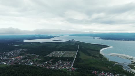 una vista panorámica lateral captura la belleza de la bahía de babitonga con la histórica ciudad de são francisco do sul en santa catarina, brasil