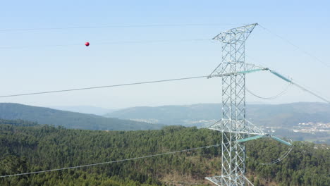 Pilón-De-La-Red-Eléctrica-Paralaje-Con-Bosque---Tiro-De-Grúa-Aérea