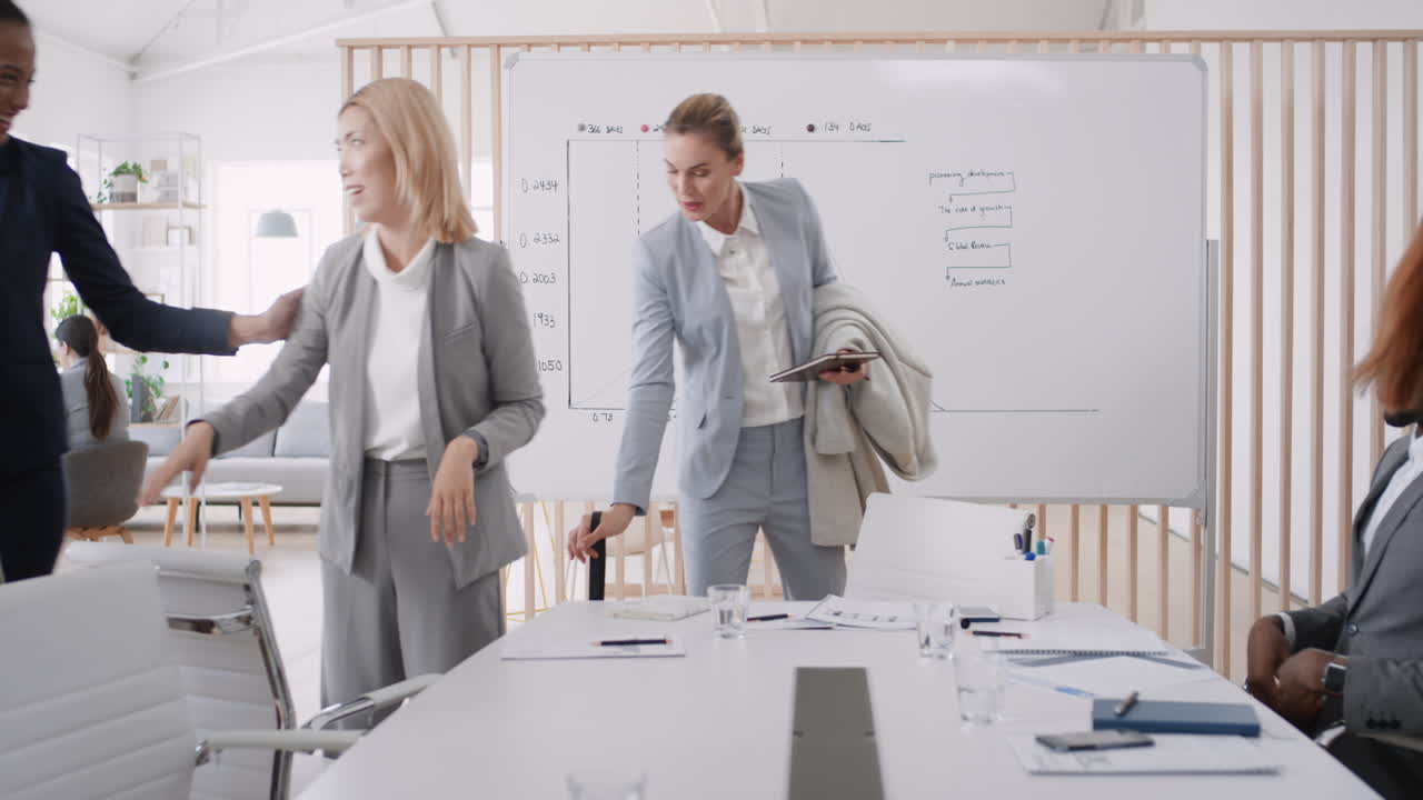 различные бизнесмены встречаются с клиентами, пожимают друг другу руки, сотрудничают, планируют партнерские сделки в офисе стартапа.