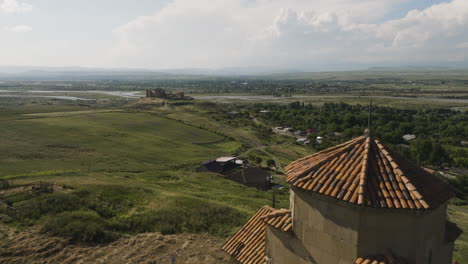 Samtsevrisi-Iglesia-Ortodoxa-Y-Castillo-Medieval-En-La-Distancia,-Georgia