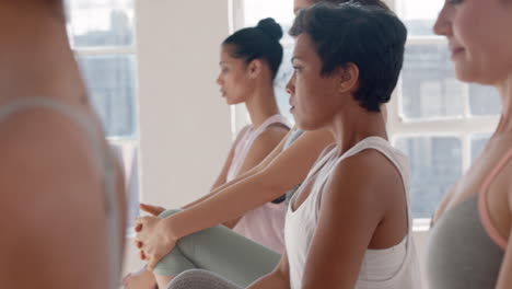 Clase-De-Yoga-De-Hermosas-Mujeres-Jóvenes-Estirando-El-Cuerpo-Practicando-Poses-Disfrutando-De-Un-Estilo-De-Vida-Saludable-Haciendo-Ejercicio-En-El-Gimnasio-Meditación-Grupal