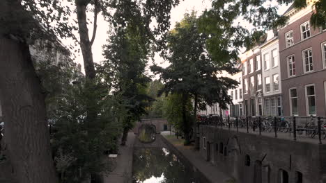 中世紀荷蘭城市烏特雷赫特 (utrecht) 的新格拉赫特 (nieuwe gracht) 的空中景色,在日出時,在樹木之間升起,揭示了上街水平