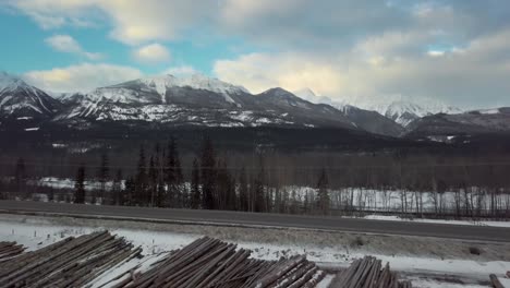 Paisaje-Invernal-Con-Las-Montañas-Y-El-Bosque-En-La-Cordillera-De-Bugaboos-En-Columbia-Británica,-Canadá---Toma-Aérea