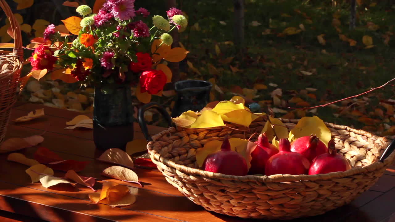 mesa con cestas de nueces y granadas rojas maduras durante el otoño de acción de gracias
