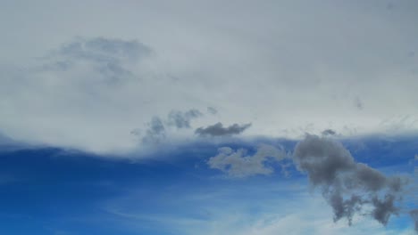 entra en un reino donde el tiempo se dobla y las nubes bailan en una hipnotizante sinfonía de luz y sombra.