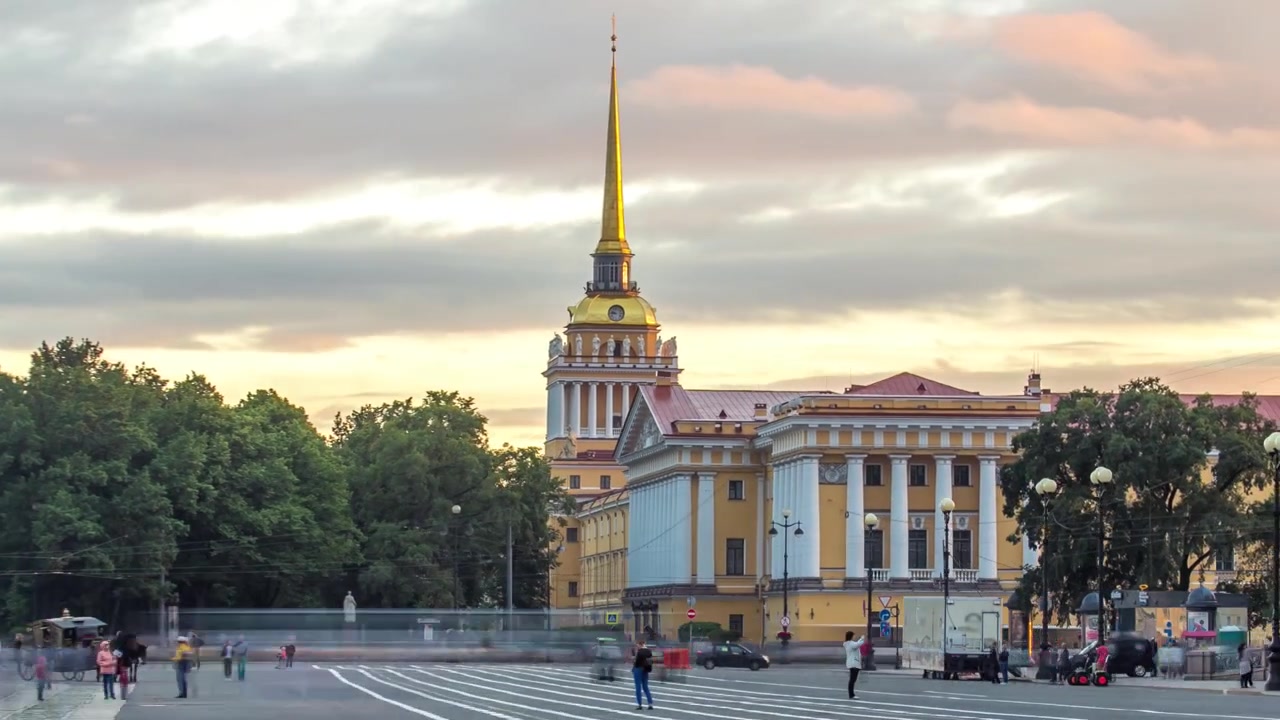 Edifício do Instituto de Engenharia Naval (Almirantado) na Praça do Palácio, timelapse hyperlapse. Céu nublado ao pôr do sol em São Petersburgo, Rússia