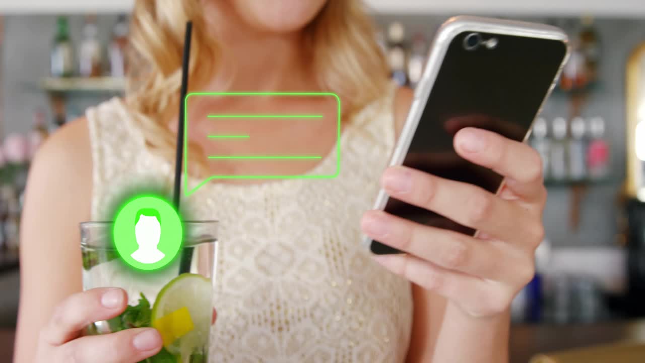 Mulher usando o celular em um bar enquanto segura uma bebida, com uma sobreposição de chat que aponta para uma oferta de bebida.