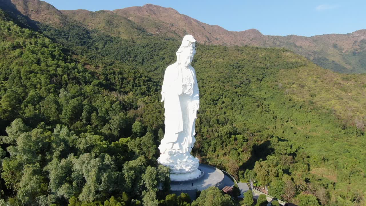 vista aérea del monasterio de hong kong tsz shan y la famosa estatua de avalokitesvara guan yin, diosa de la misericordia
