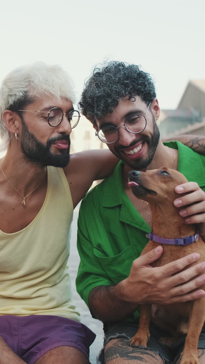 Pareja cariñosa acariciando a su querido perro al aire libre