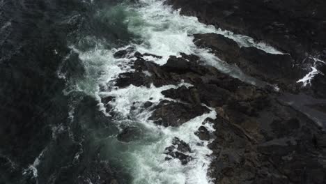 Flying-Over-Foamy-Waves-Crashing-Over-Rocks-Of-Frank-Island,-Tofino-BC-Canada