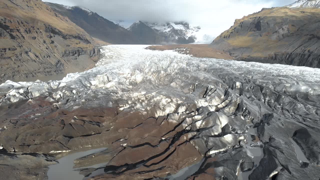 sobrevuelo cinematográfico lento de un glaciar en islandia