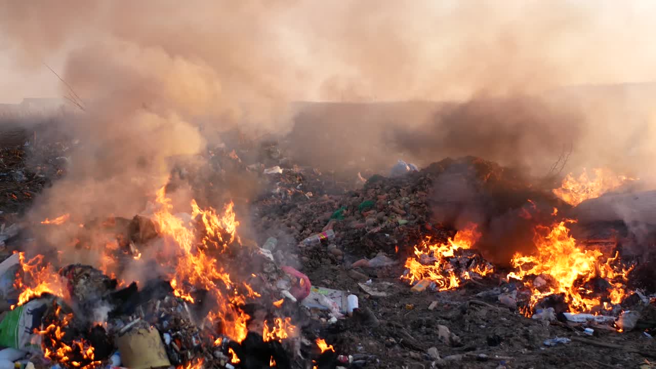 fuego cerca. quema de basura. preocupación por el medio ambiente. contaminación del medio ambiente