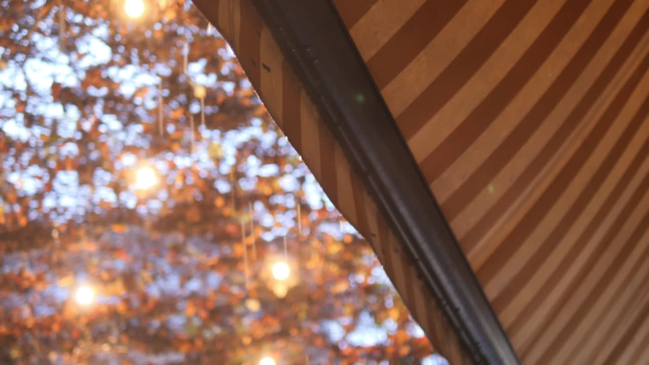 lluvia en un toldo a rayas