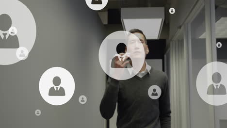 animación del procesamiento de datos de las redes sociales sobre un empresario asiático que usa un teléfono inteligente
