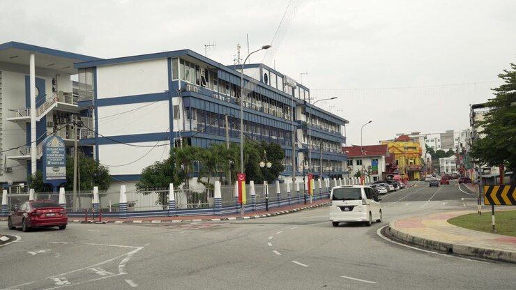 Veículos passam pela delegacia de polícia de Klang em uma rua da cidade em Selangor, Malásia
