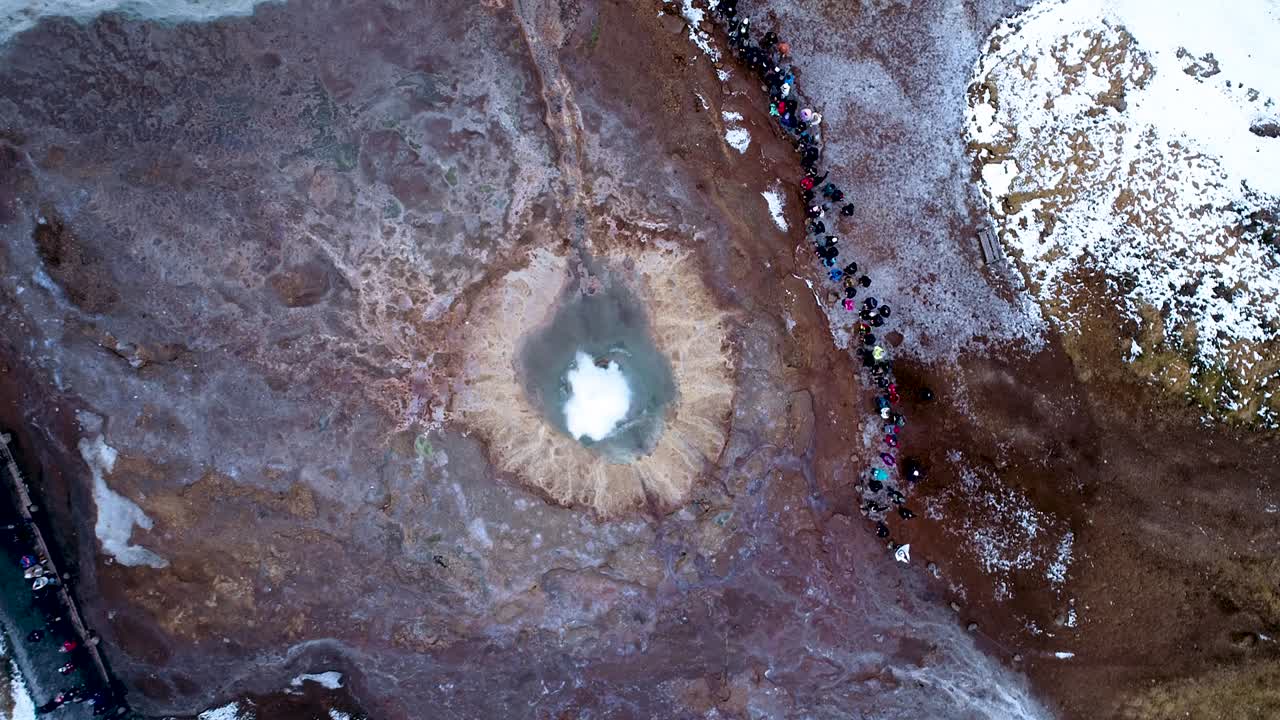 아이슬란드의 스트로쿠르 지저 (strokkur geyser) 가 겨울에 폭발한다.