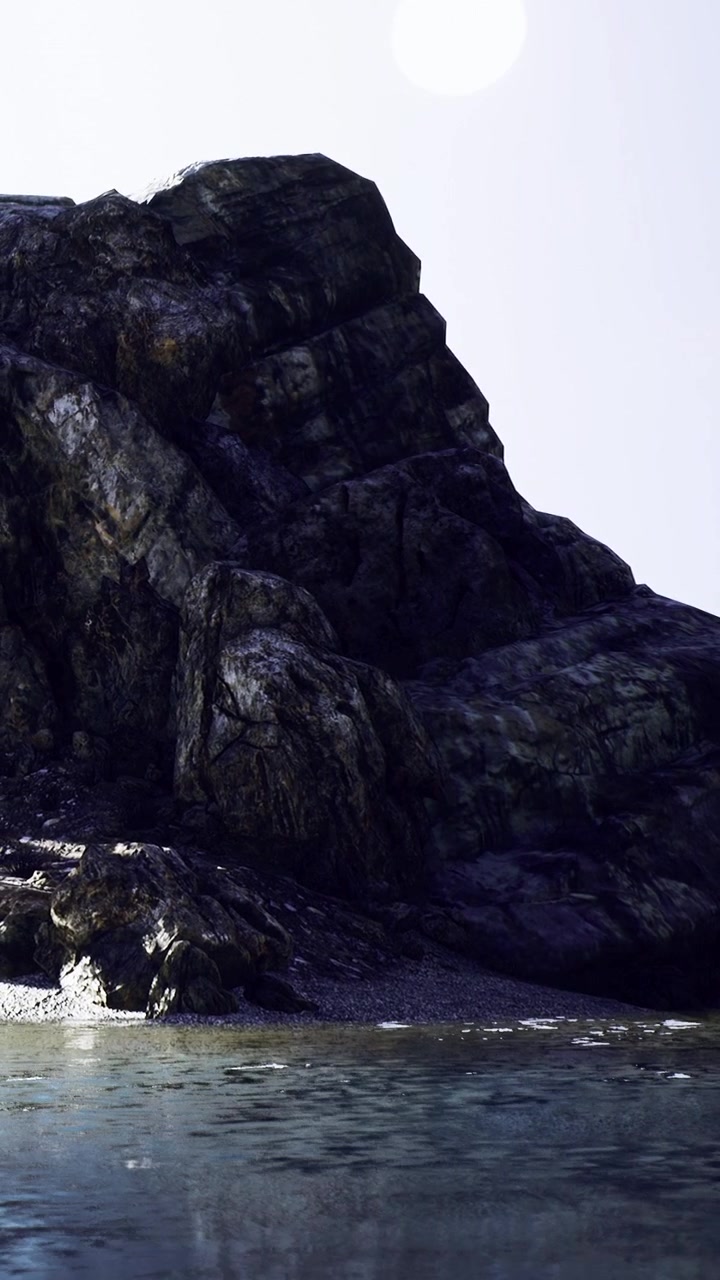 Rocce lungo la riva illuminate dal sole in una località costiera