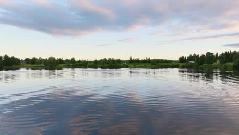 agua del lago que refleja nubes suaves y esponjosas