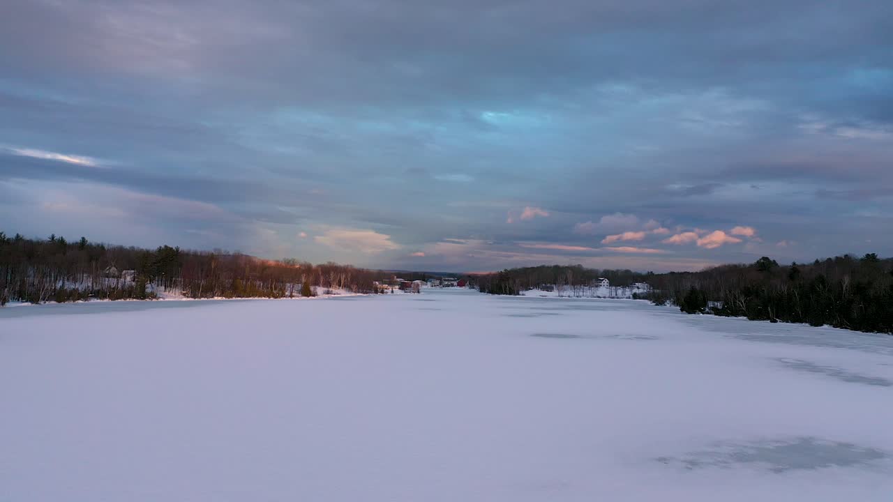 해안을 따라 많은 캠프를 향해 얼어붙은 호수 위를 빠르고 낮게 비행하는 항공 영상