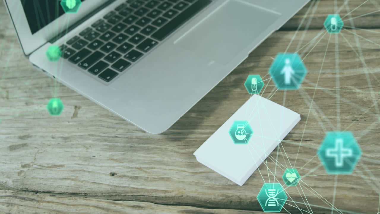 animación de globos de iconos médicos que giran sobre un portátil en una superficie de madera