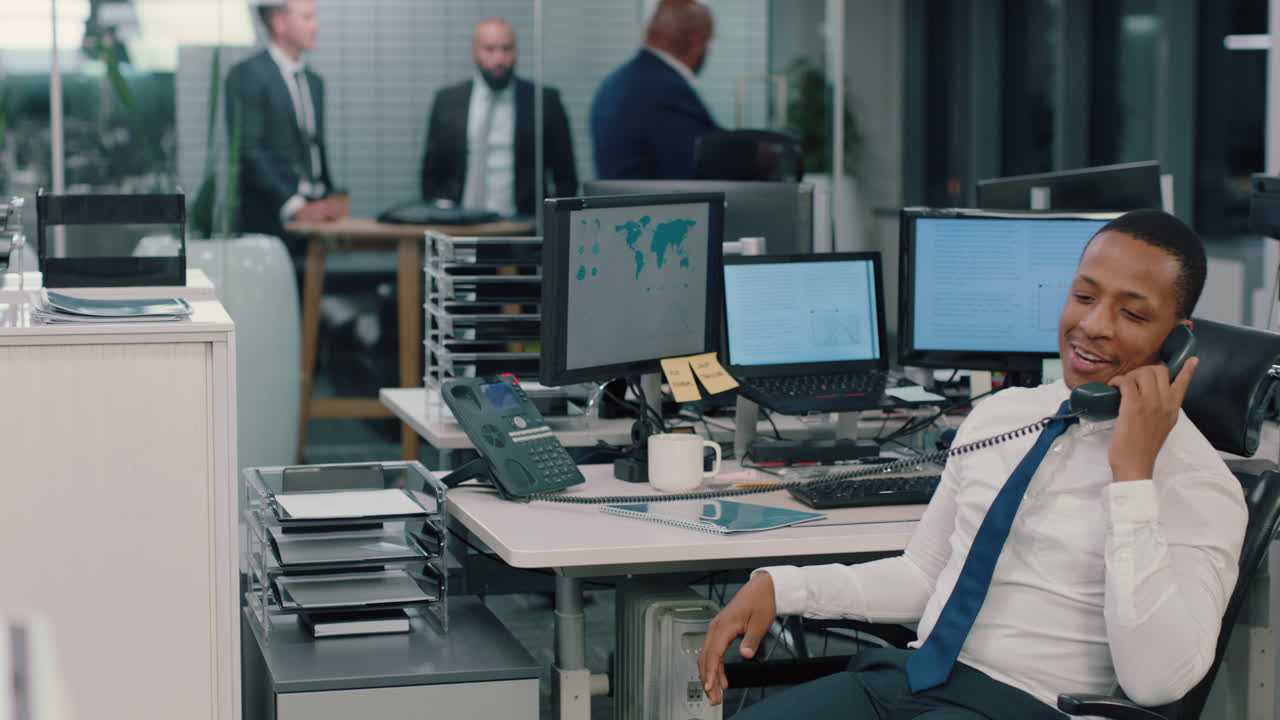전화 를 사용 하고 전화 통화 를 하고 고객 과 채팅 하는 자신감 있는 판매원 보험 중개인 의 책상 에 앉아 바쁜 사무실 에서 판매 를 논의 하고 있다