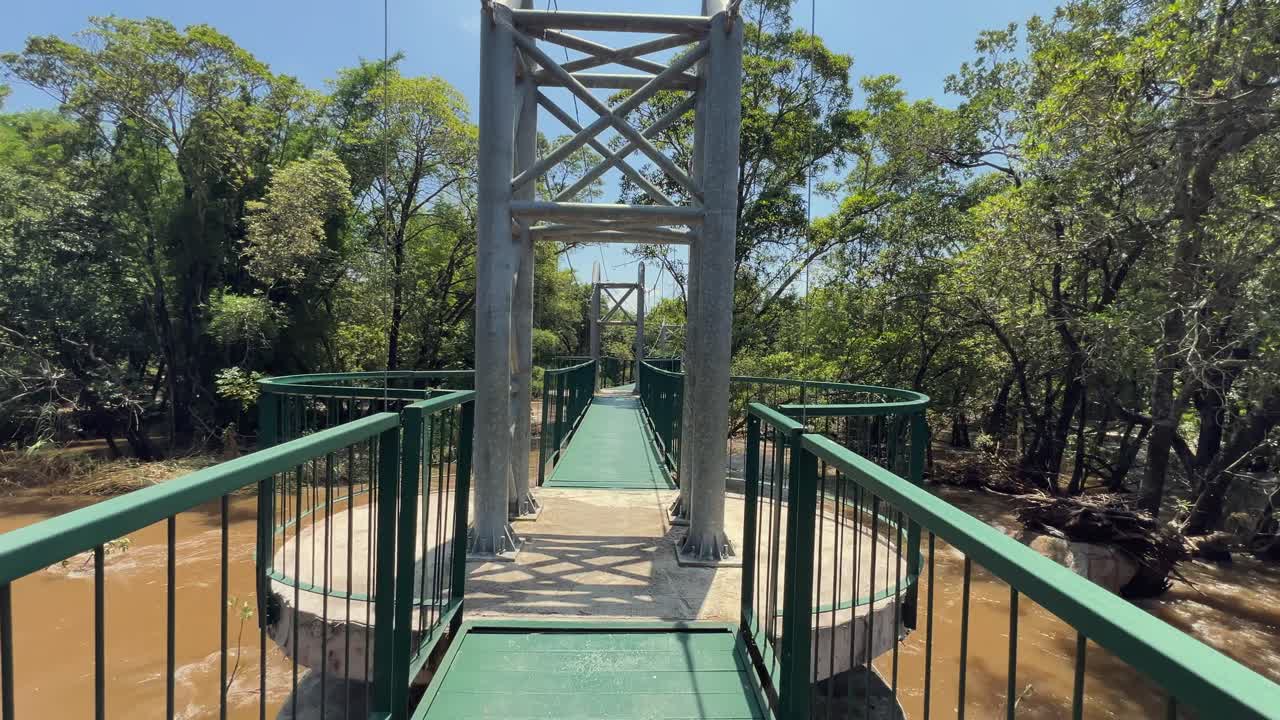 POV: Marcher sur un pont métallique au-dessus de la rivière Crocodile en Afrique du Sud