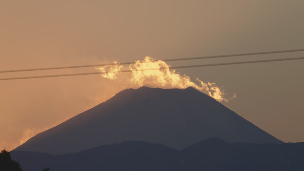 일본 도쿄의 아름다운 후지산 뒤에 일몰이 빛납니다