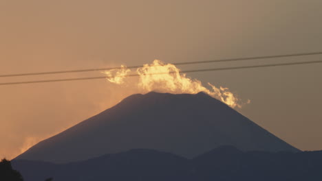 Resplandor-De-La-Puesta-De-Sol-Detrás-Del-Hermoso-Monte-Fuji-En-Tokio,-Japón