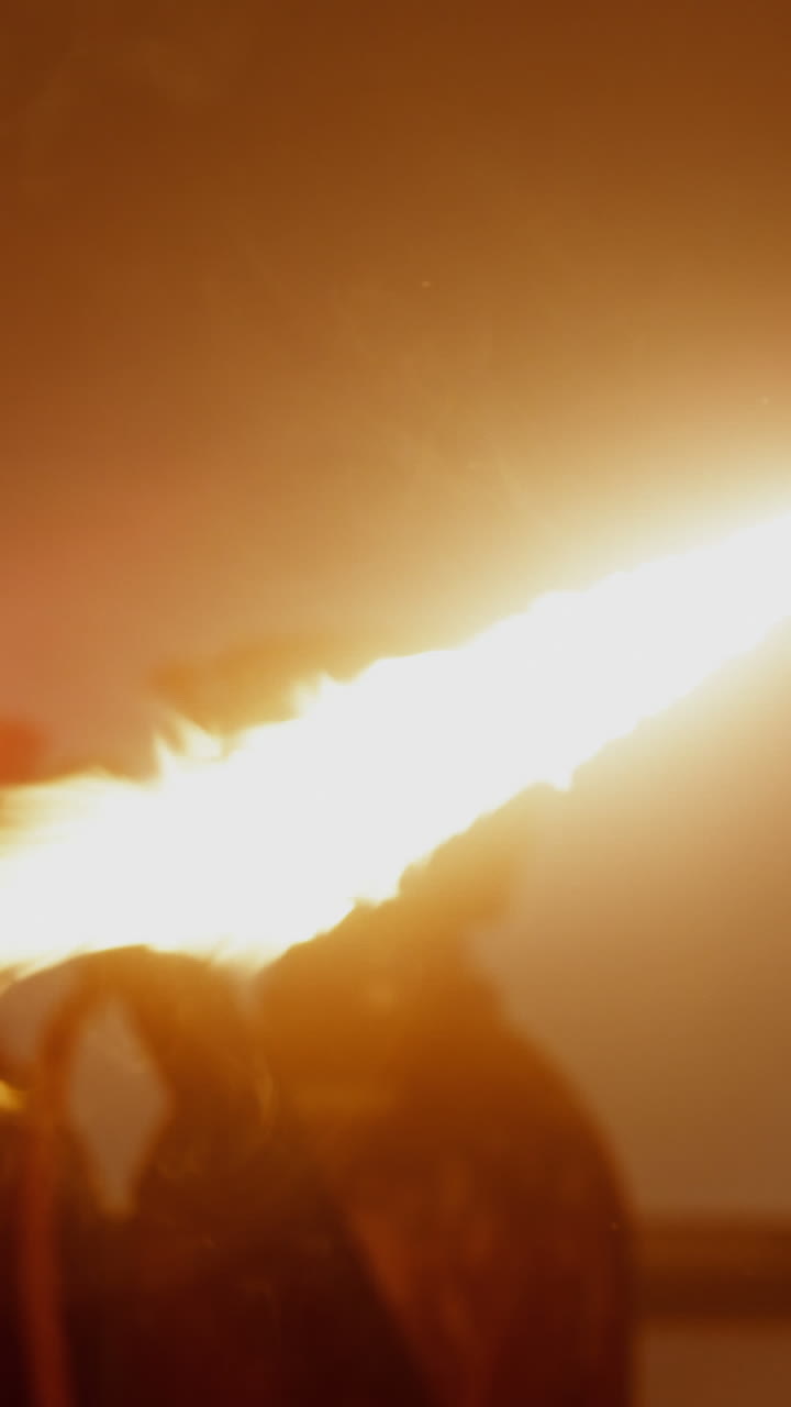 soldador sosteniendo la antorcha de soldadura