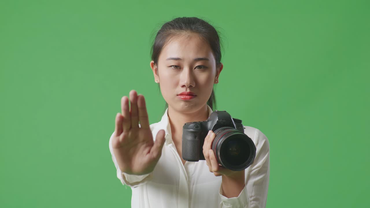 사진 촬영을 거부하는 여성