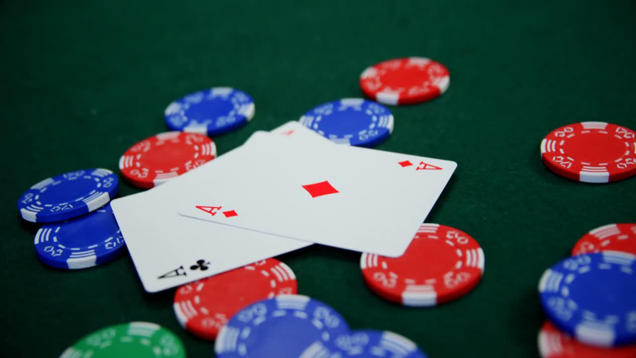 cartas de juego y fichas de casino en la mesa de póquer 4k