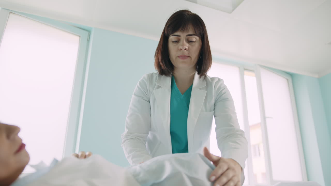 médico que examina a una mujer embarazada