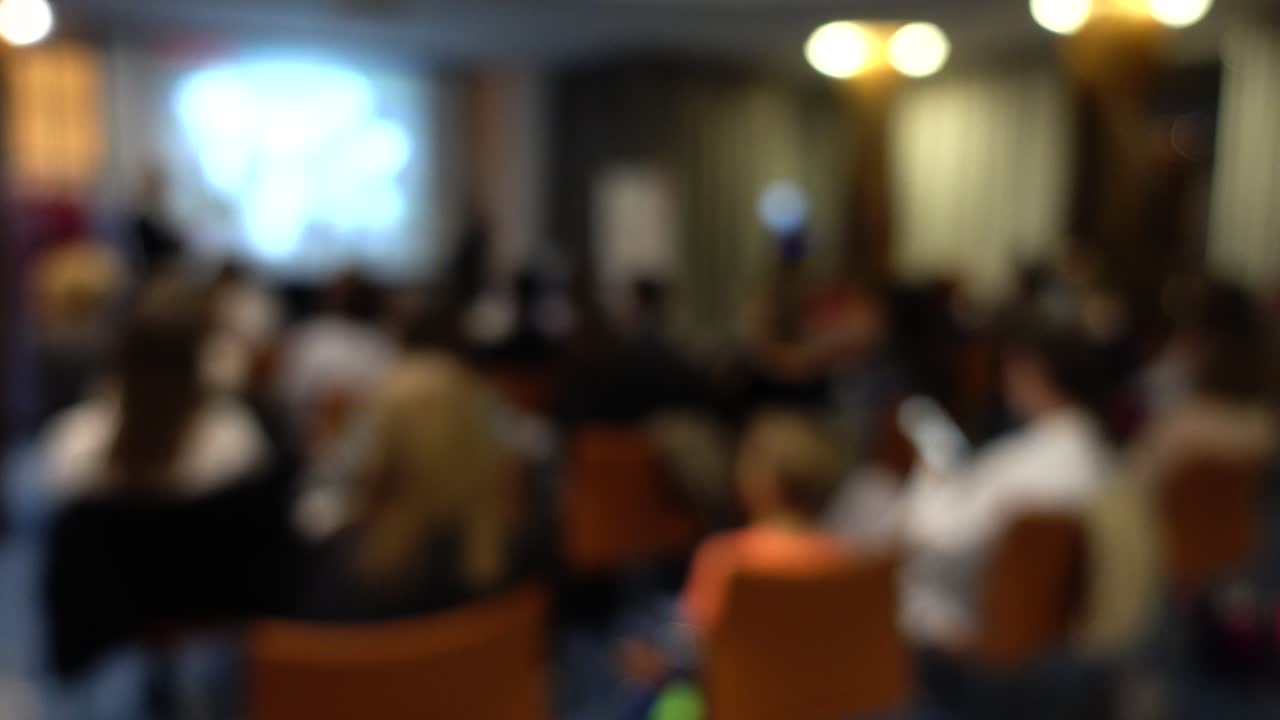 Lezione in aula con l'ausilio di uno schermo informativo. Sfocato.