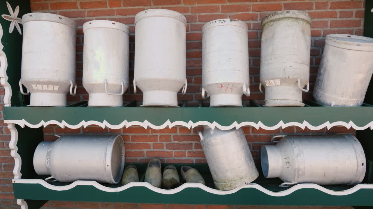 우유 캔과 전통적인 네덜란드 나막신