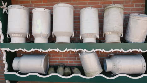 latas de leche y zuecos holandeses tradicionales