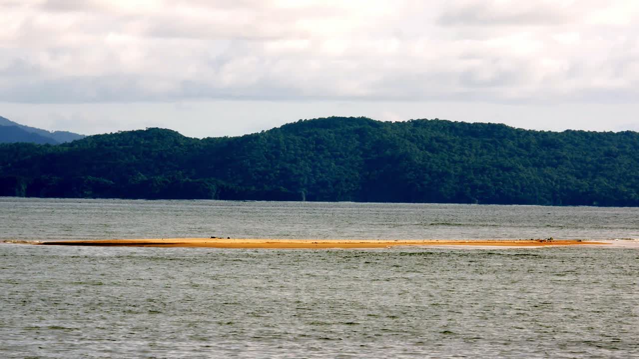 좋은 날씨에 휴일에 부드러운 파도와 함께 바다와 산이 내려다 보이는 해변의 전망, 사툰 지방, 태국