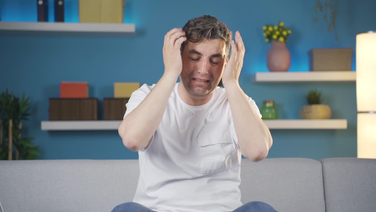 el hombre frustrado llora.