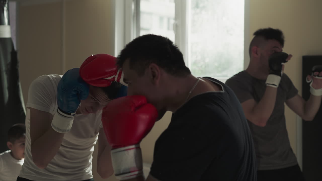 deportista y entrenador amistoso sparring en el gimnasio deportivo. atletas profesionales batalla ejercicio en el club de artes marciales cámara lenta. entrenamiento de boxeadores