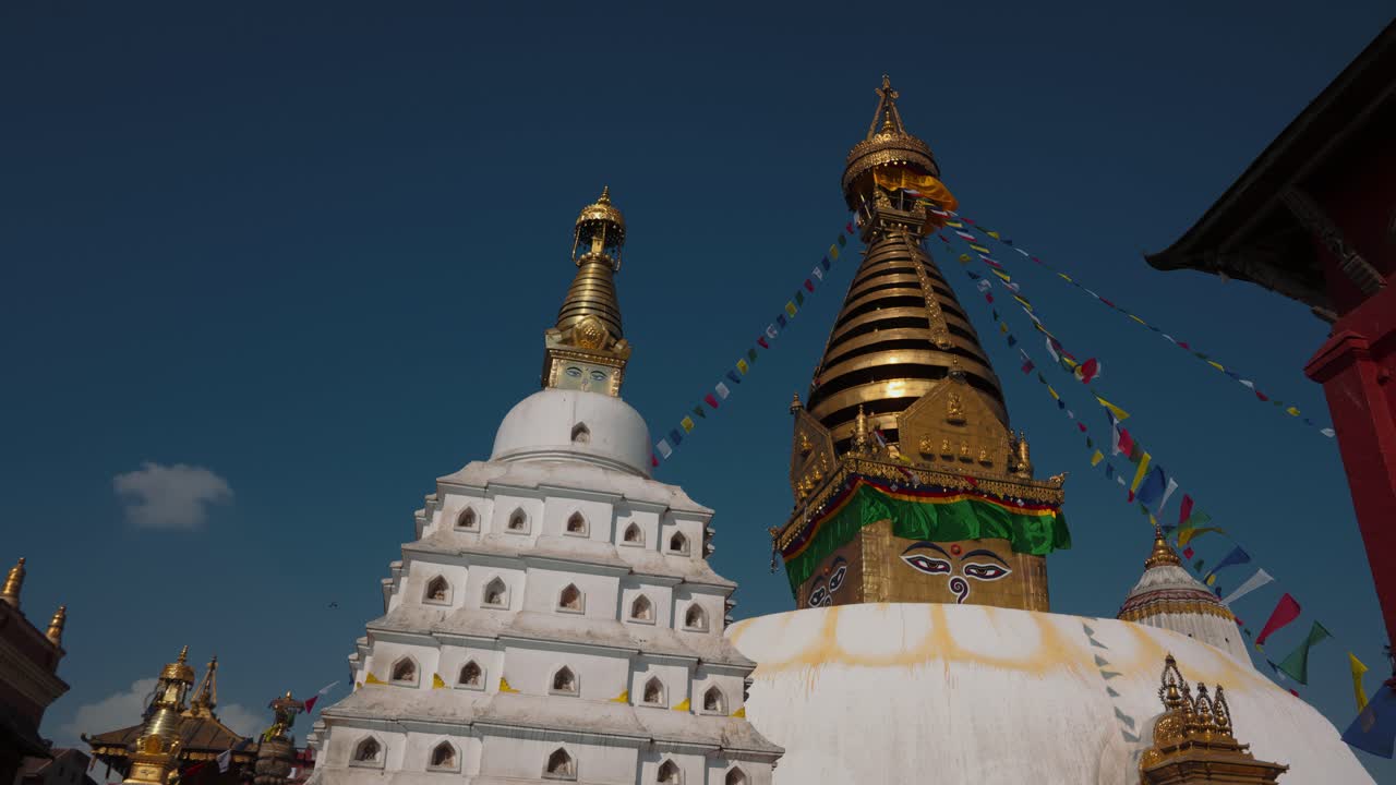 Apina temppeli, Kathmandu, Nepal. Swayambhun stupa, Buddhan silmät, valkoinen kupoli ja värikkäät rukousliput