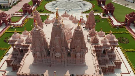 Vista-Trasera-Aérea-Del-Templo-Baps-Shri-Swaminarayan-Mandir-En-Chino-Hills,-California