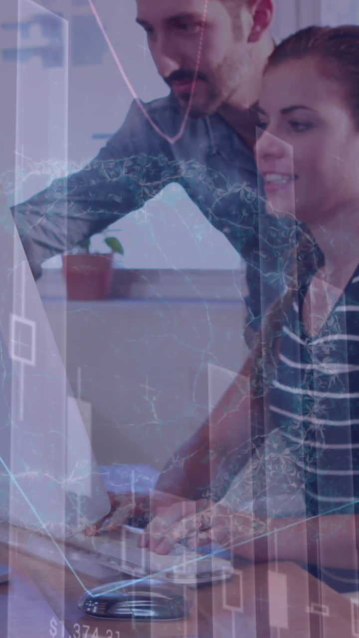 animación del procesamiento de datos financieros sobre personas de negocios que usan computadora en reuniones