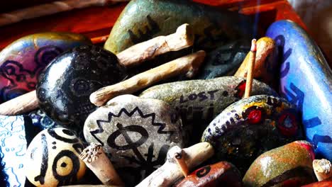 dibujo vikingo pintado mágico estampado de piedras espirituales colección de arte colorido en caja de madera con incienso ardiente