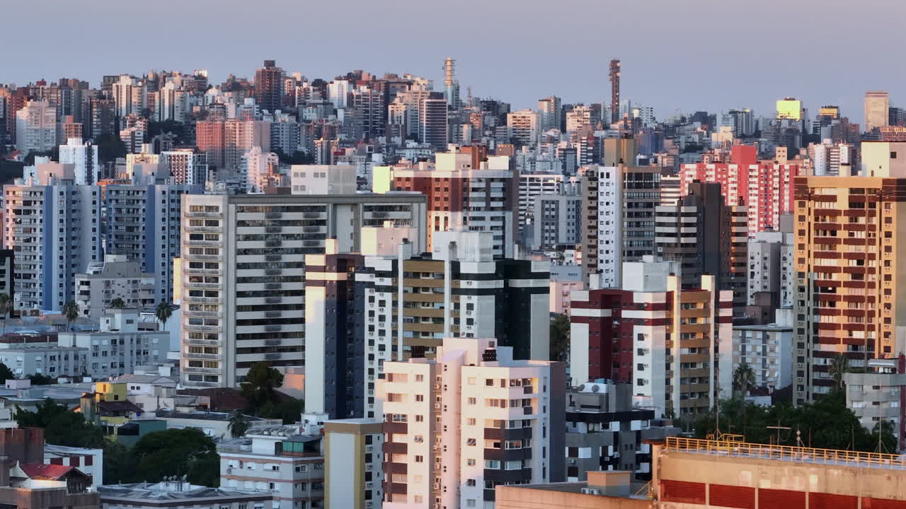 Parallasse teleobiettivo su Porto Alegre mostra uno skyline denso di grattacieli nella calda luce del tramonto, 4K50
